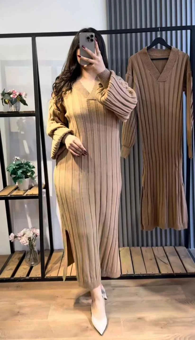 Robe Longue en Maille Côtelée – Col V &amp; Manches Bouffantes