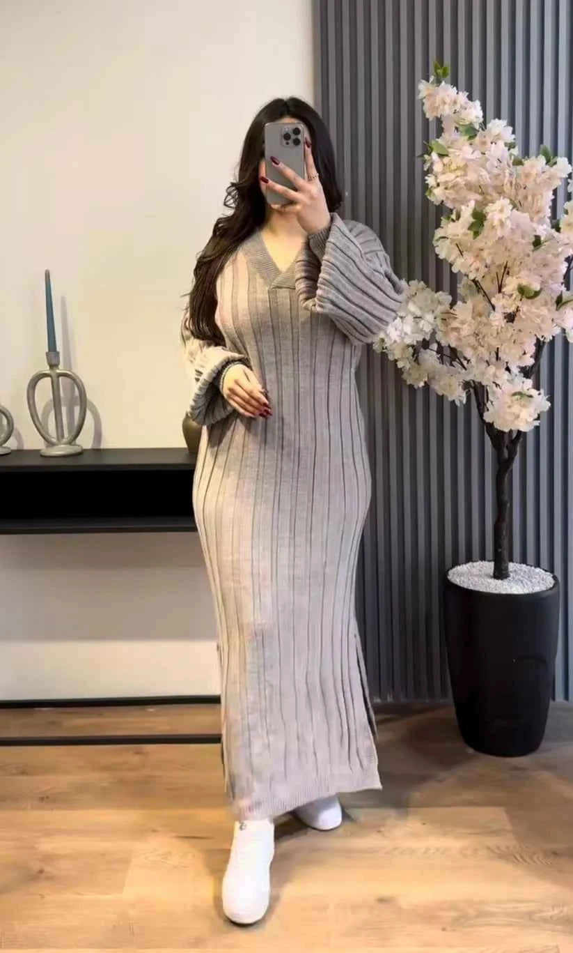Robe Longue en Maille Côtelée – Col V &amp; Manches Bouffantes