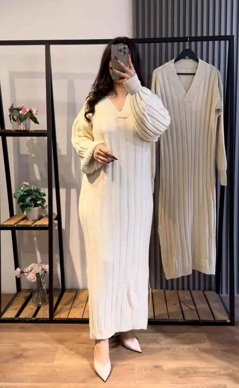 Robe Longue en Maille Côtelée – Col V &amp; Manches Bouffantes