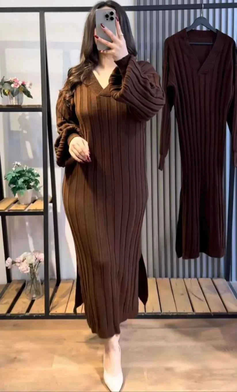 Robe Longue en Maille Côtelée – Col V &amp; Manches Bouffantes