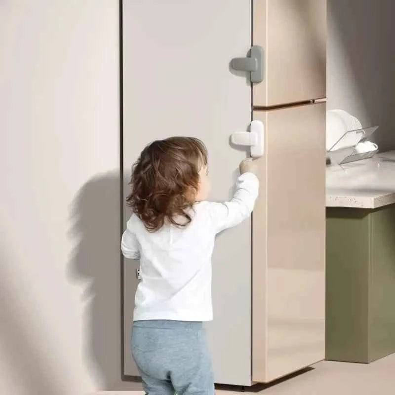 Serrure de Sécurité Enfant pour Réfrigérateur &amp; Congélateur – Fixation Adhésive Ultra-Forte