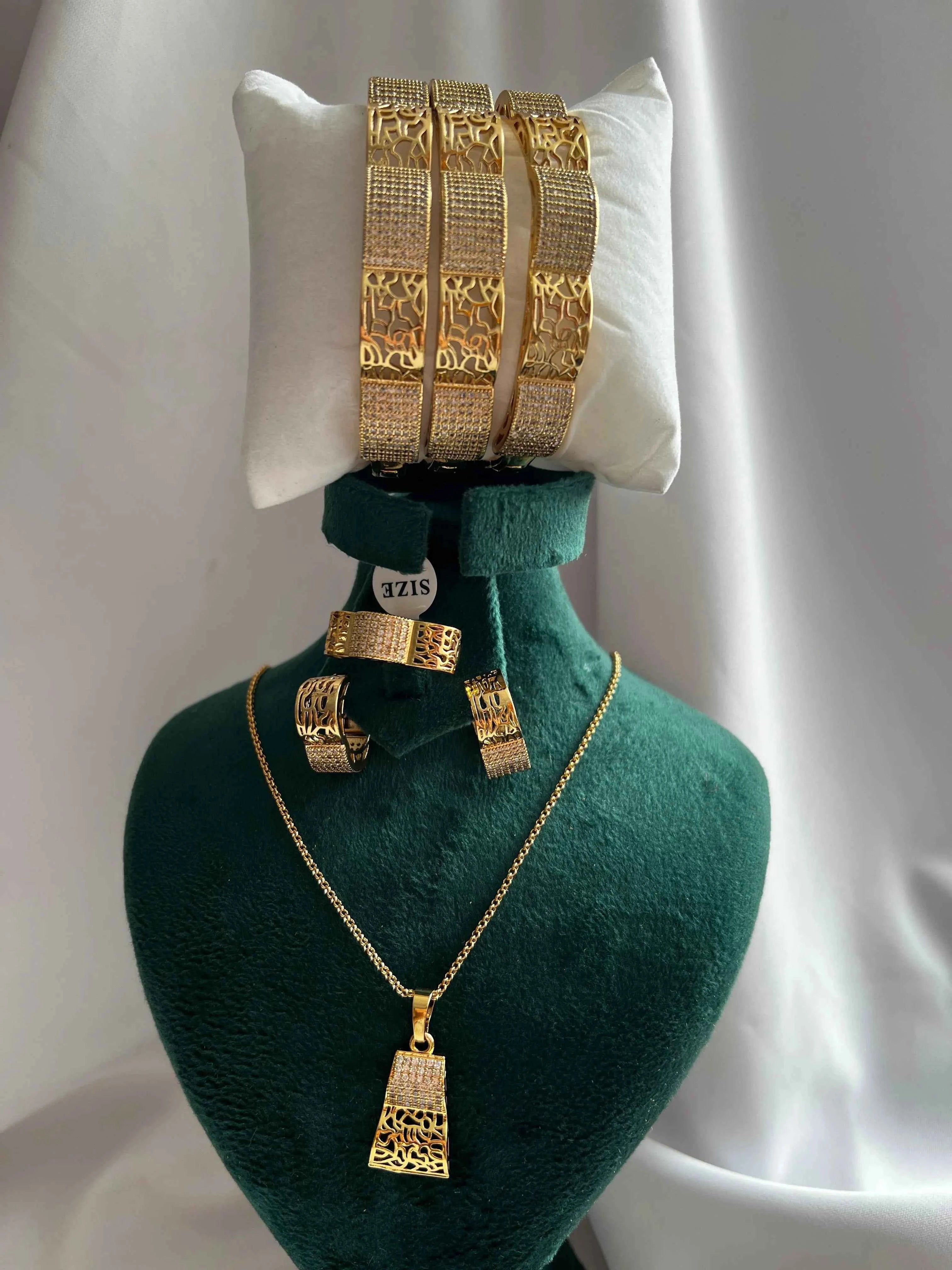 Parure Traditionnelle "Pyramides"