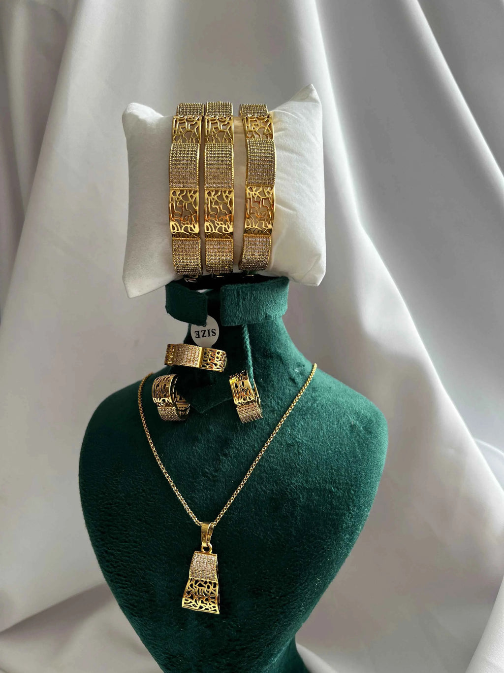 Parure Traditionnelle "Pyramides"