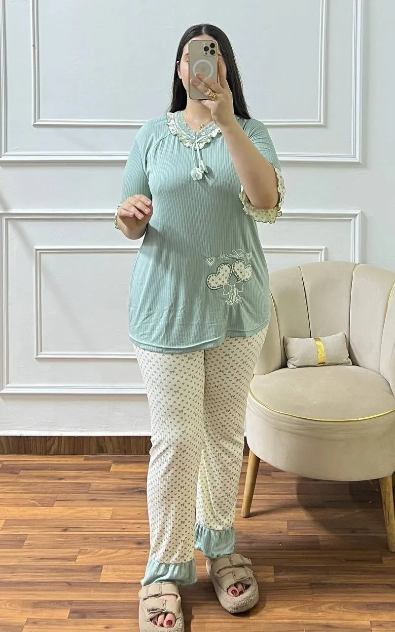 Pyjama Deux Pièces Manches Courtes – Tissu Doux &amp; Détails Volantés